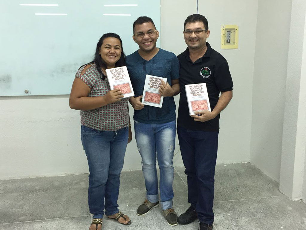 Projeto do Curso de Serviço Social distribui livros aos acadêmicos