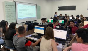 Aula prática com Sistemas de Informação em Saúde integra formação de alunos dos Cursos de Enfermagem e Fisioterapia da F5