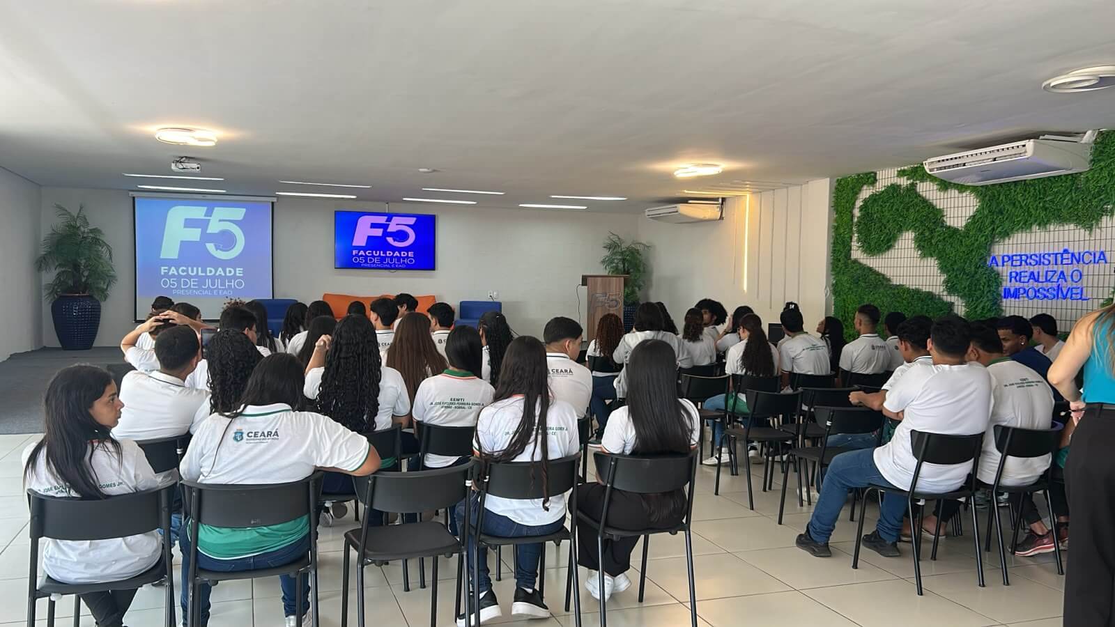 Visita institucional leva 70 estudantes à F5 para conhecer estrutura, cursos e profissões