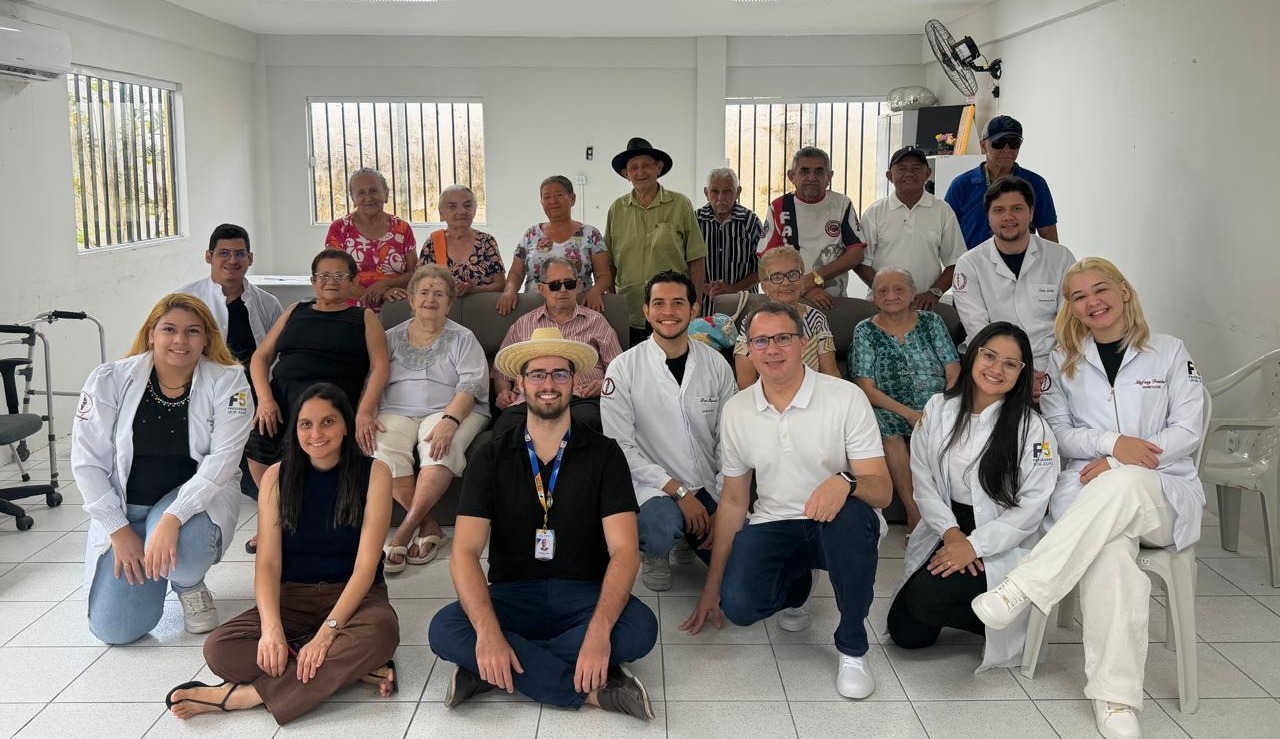 Curso de Odontologia da F5 leva saúde bucal e informação para idosos em ação de extensão no Sumaré