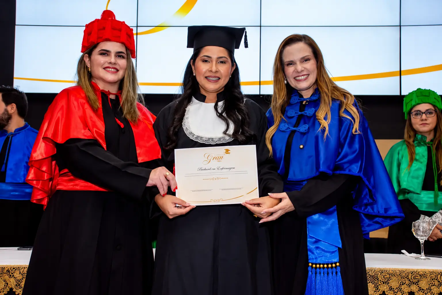 Egressa do Curso de Direito da F5 recebe Láurea Acadêmica e conquista bolsa integral de pós-graduação
